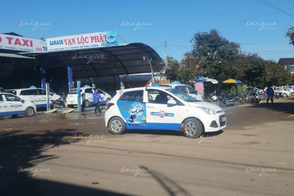 Xe taxi Lado có dán quảng cáo, mang lại sự nhận diện thương hiệu rõ ràng