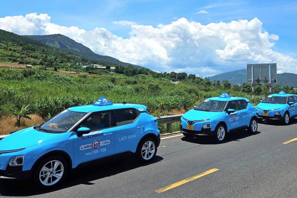 Xe taxi Lado đang di chuyển trên đường tại khu vực Đức Trọng
