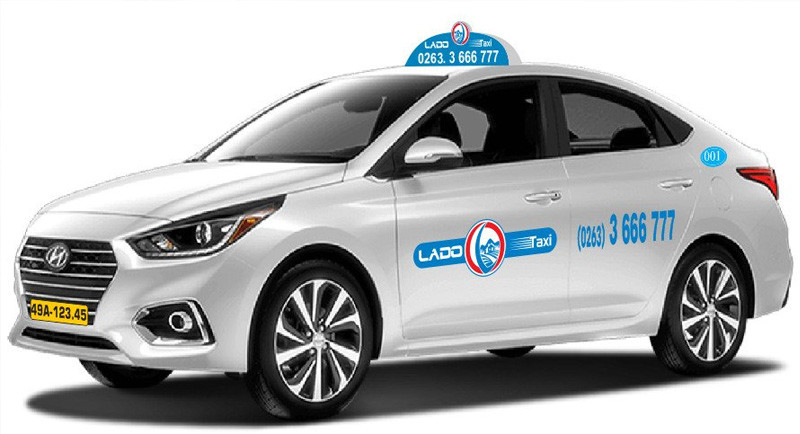 Xe taxi Lado đang đỗ trên đường