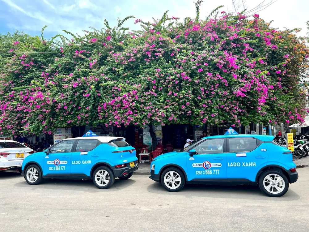 Xe taxi Lado màu xanh quen thuộc tại Lagi – Bình Thuận