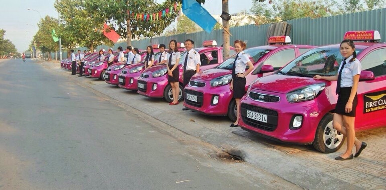 Xe taxi Lan Thanh màu bạc, mang đến trải nghiệm di chuyển sang trọng tại Xuân Lộc