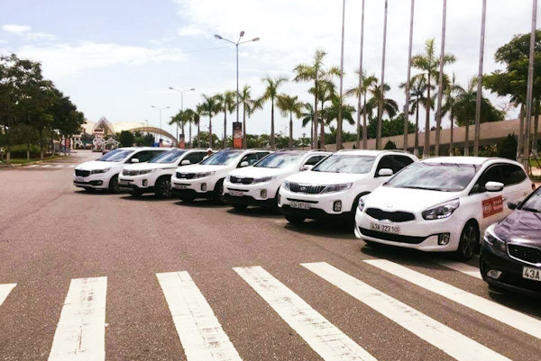 Xe taxi Long Xuyên An Giang màu xanh lá cây đỗ bên đường