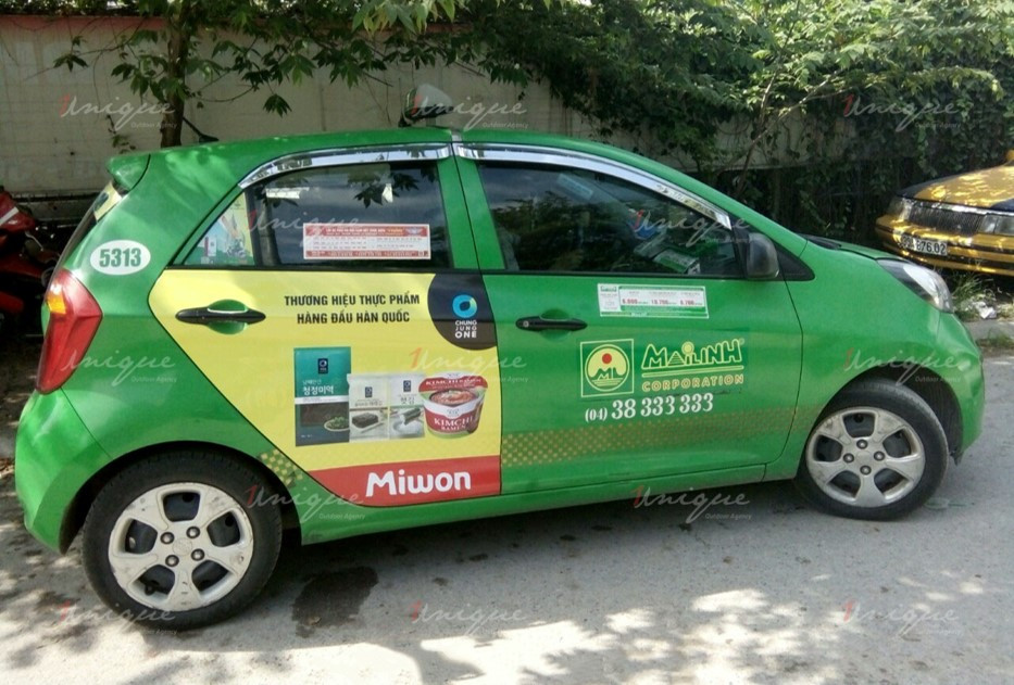 Xe Taxi Mai Linh hoạt động trên đường phố Đà Lạt, biểu tượng của dịch vụ taxi toàn quốc Đà Lạt