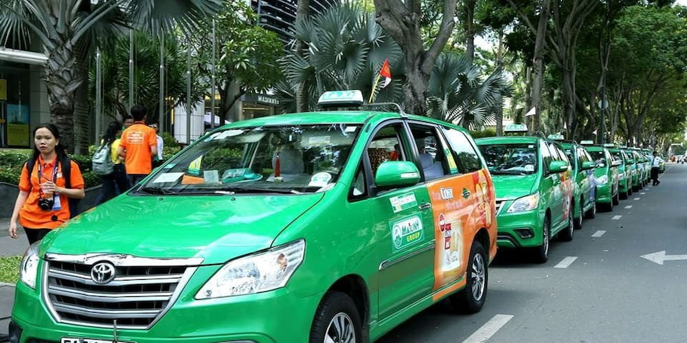 Xe taxi Mai Linh màu xanh đặc trưng hoạt động tại Hưng Yên