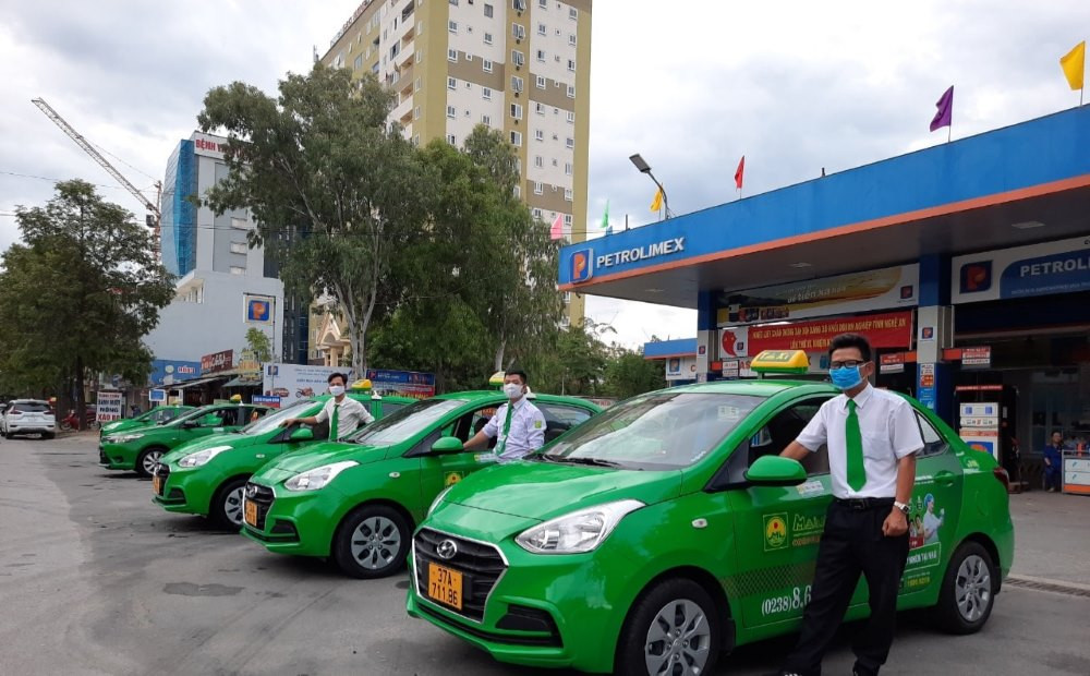 Xe taxi Mai Linh màu xanh đặc trưng tại Đô Lương Nghệ An