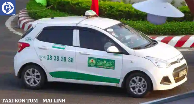Xe taxi Mai Linh màu xanh đặc trưng tại Kon Tum