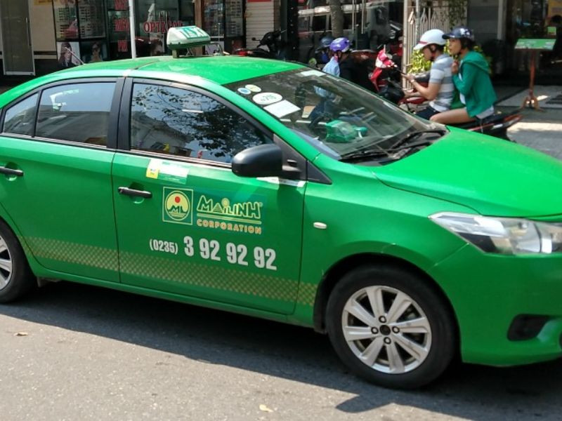 Xe taxi Mai Linh màu xanh lá cây đặc trưng sẵn sàng phục vụ hành khách tại Nghệ An