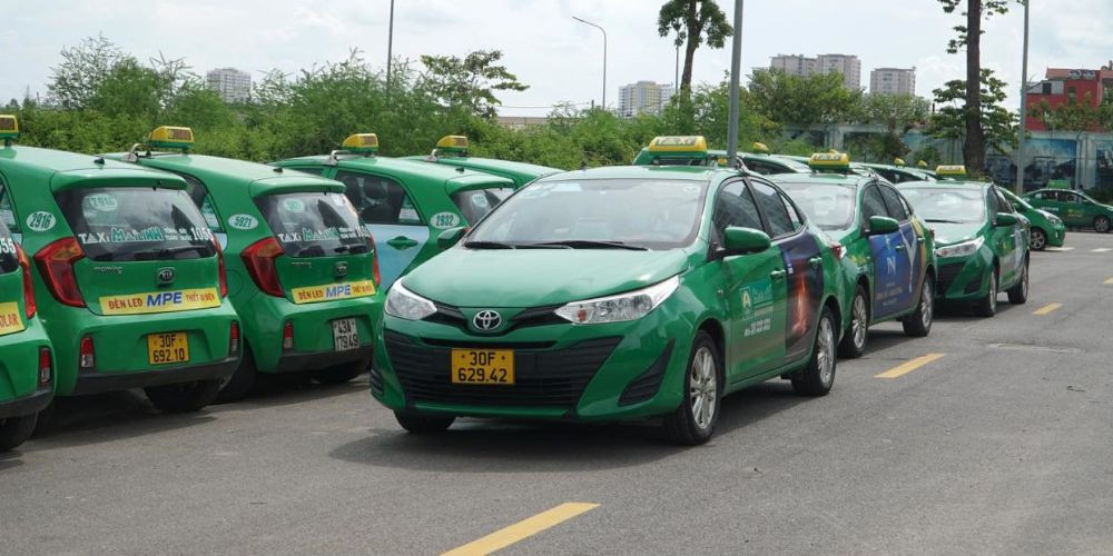 Xe taxi Mai Linh màu xanh lá cây đỗ bên đường