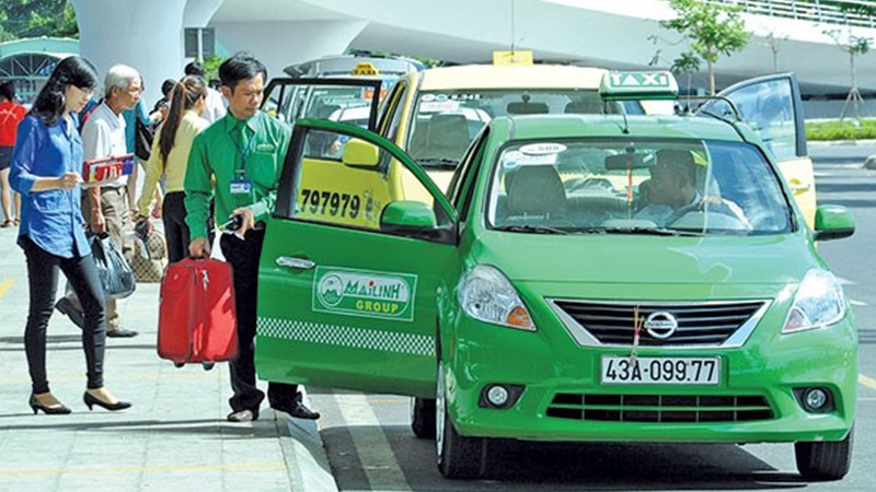 Xe taxi Mai Linh màu xanh lá cây đỗ tại sân bay Đà Nẵng sẵn sàng đón khách gọi taxi sân bay Đà Nẵng