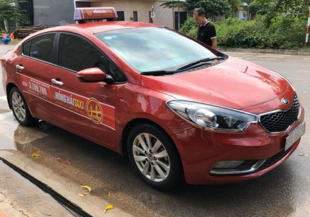 Xe taxi Mai Linh màu xanh lá cây đỗ trên đường, sẵn sàng phục vụ khách hàng tại Hiệp Hòa Bắc Giang