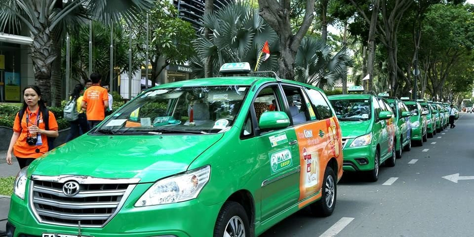 Xe taxi Mai Linh màu xanh lá cây quen thuộc tại Hội An