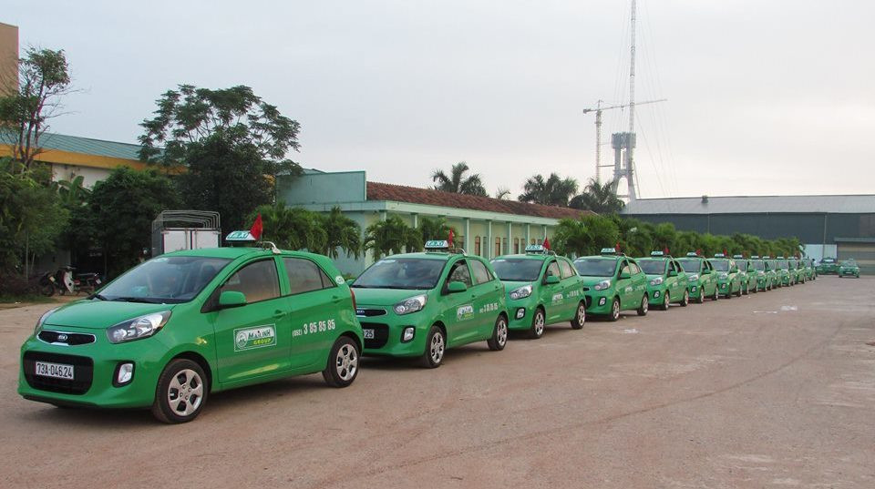 Xe taxi Mai Linh màu xanh lá cây quen thuộc trên đường phố Kiên Giang