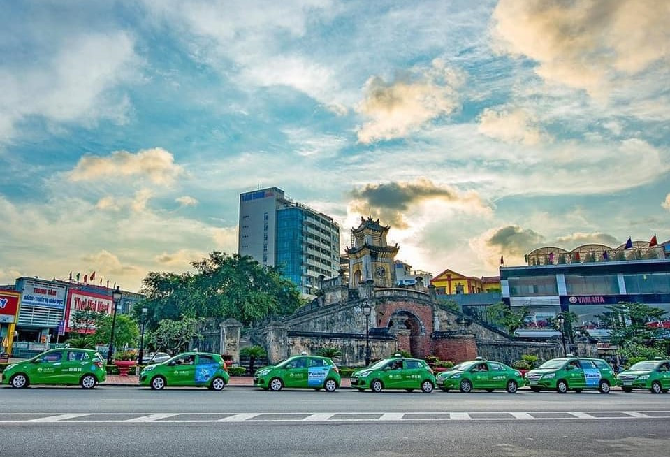 Xe taxi Mai Linh màu xanh lá cây tại Quảng Bình, biểu tượng của dịch vụ vận chuyển uy tín