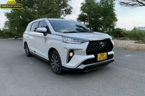 Xe taxi Mai Linh màu xanh lá cây tại Vũng Liêm, thể hiện dịch vụ taxi truyền thống