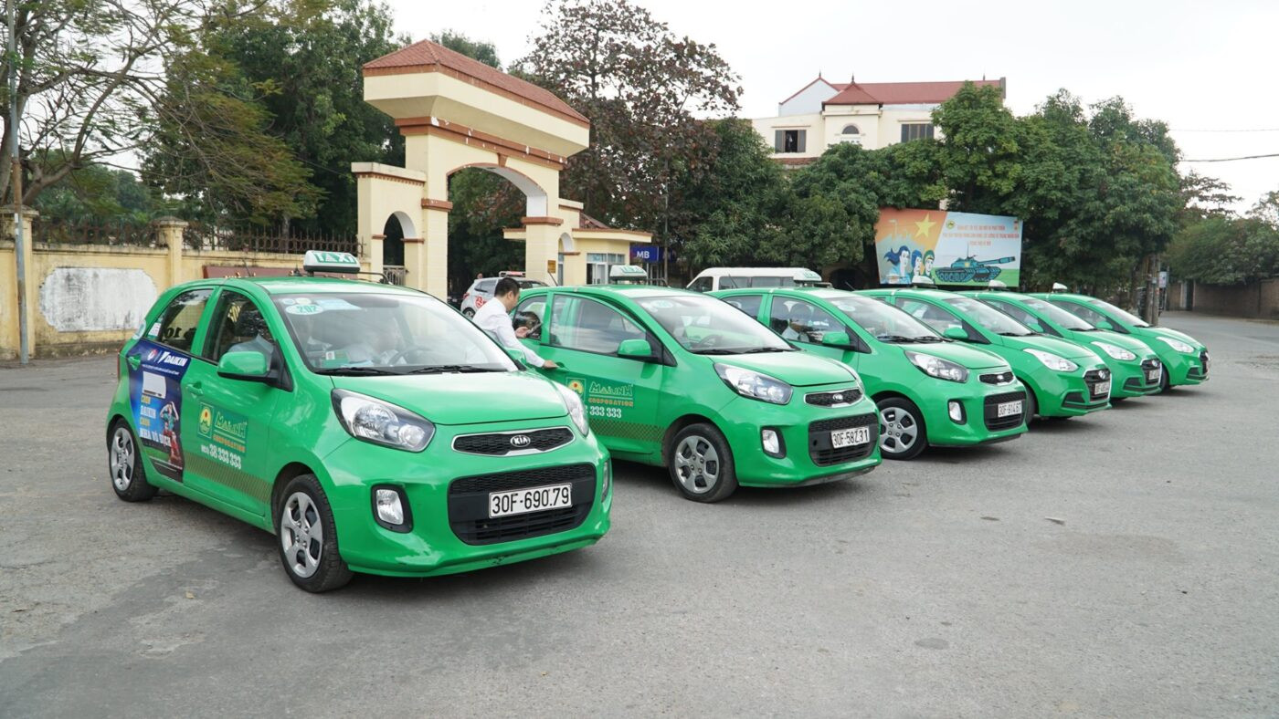 Xe taxi Mai Linh màu xanh lá đặc trưng, một trong những hãng taxi lớn hoạt động ở Hàm Thuận Bắc