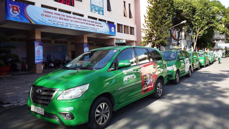 Xe taxi Mai Linh màu xanh lá nổi bật đang di chuyển tại Quảng Ngãi, biểu tượng cho dịch vụ taxi Quảng Ngãi Mai Linh uy tín.