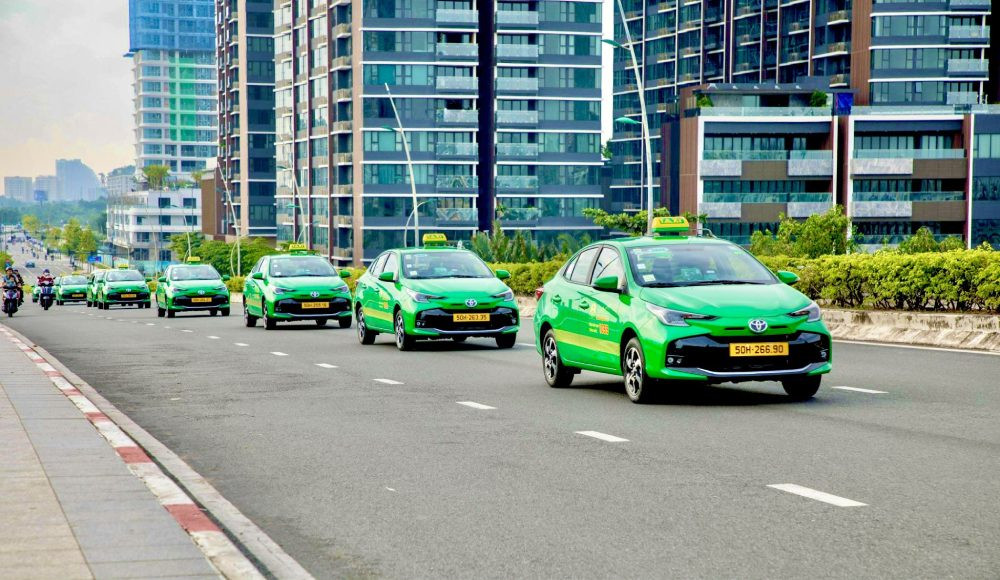 Xe taxi Mai Linh màu xanh lá quen thuộc đang di chuyển trên đường phố Lâm Đồng