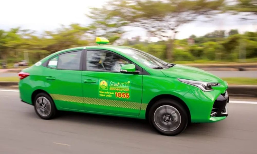 Xe taxi Mai Linh màu xanh lá quen thuộc di chuyển trên đường phố Hải Dương