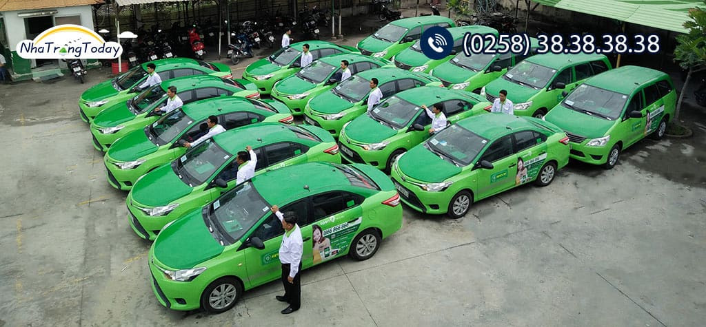 Xe taxi Mai Linh màu xanh lá quen thuộc trên đường phố Nha Trang