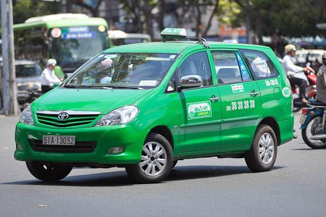 Xe taxi Mai Linh màu xanh lá trên đường Nha Trang