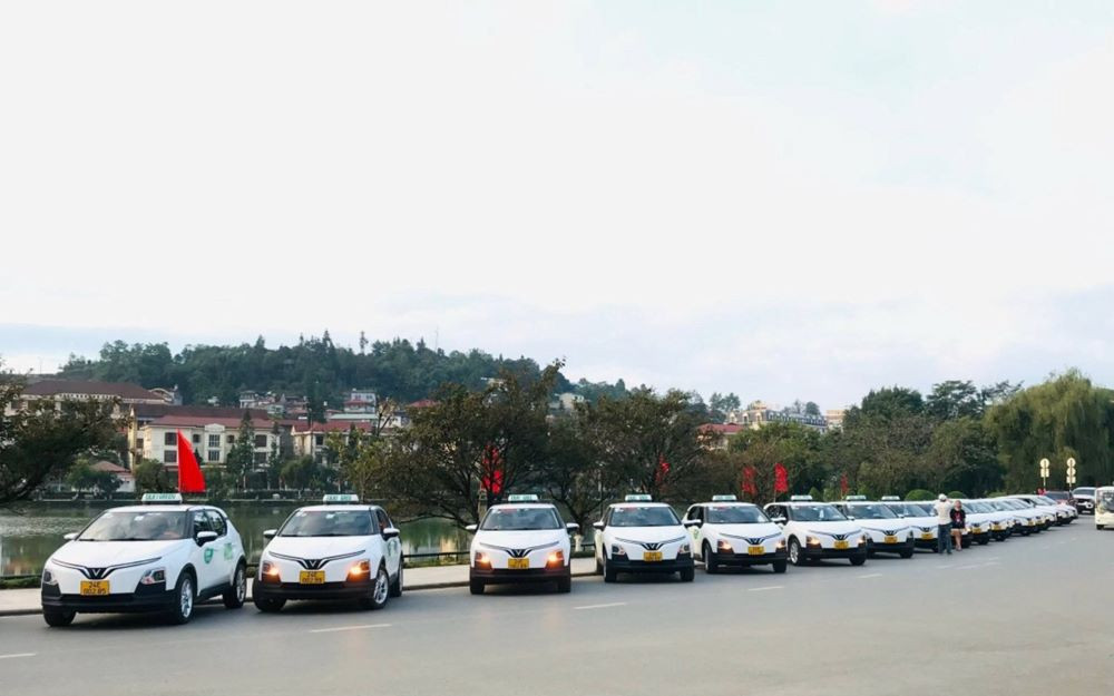 Xe taxi Mai Linh màu xanh lá trên đường