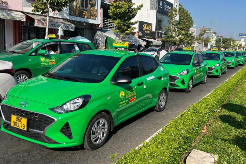 Xe taxi Mai Linh với màu xanh lá đặc trưng đang chờ đón khách
