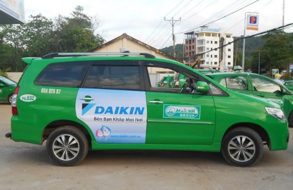 Xe taxi Mai Linh với sắc xanh truyền thống trên đường phố Phú Quốc