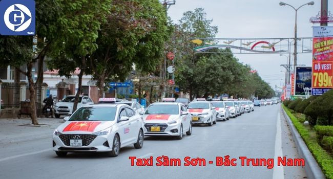 Xe taxi màu trắng của hãng Bắc Trung Nam đỗ trên con đường ven biển Sầm Sơn