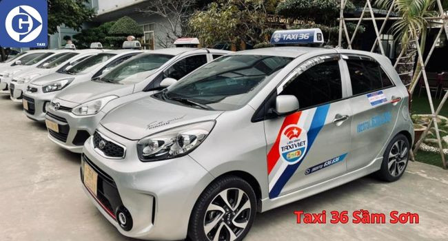 Xe taxi màu trắng của hãng Taxi 36 đậu bên lề đường ở Sầm Sơn