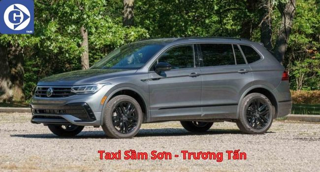 Xe taxi màu trắng của hãng Trương Tấn đang đậu tại bãi đỗ xe ở Sầm Sơn