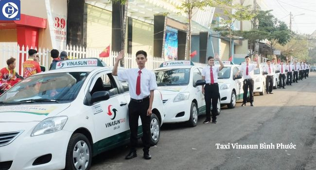 Xe taxi màu trắng của Vinasun đang đỗ trên đường