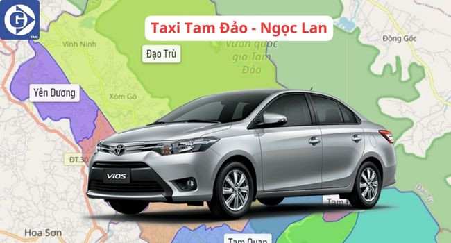 Xe taxi màu trắng đang di chuyển tại khu vực núi non Tam Đảo