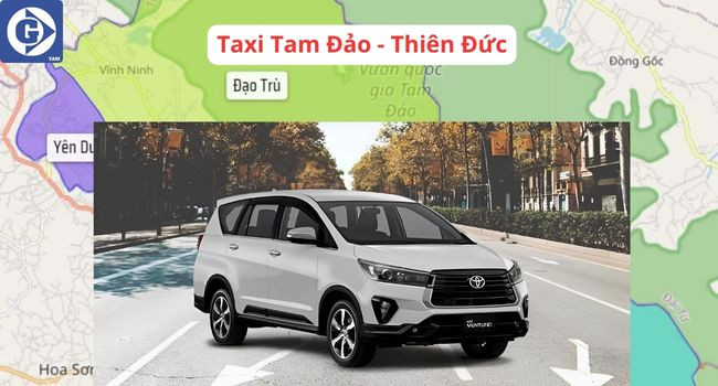 Xe taxi màu trắng đang di chuyển trên đường đèo quanh co tại Tam Đảo
