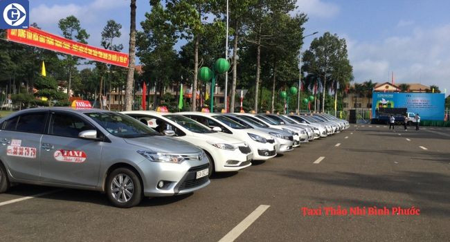 Xe taxi màu trắng và đỏ của Thảo Nhi
