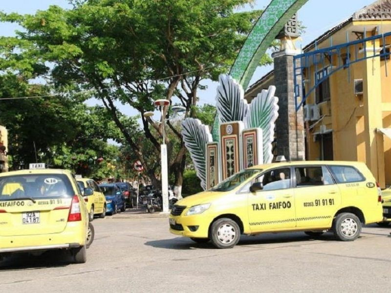 Xe taxi màu vàng của hãng Faifoo