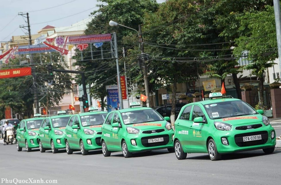 Xe taxi màu vàng đang chờ khách tại một khu nghỉ dưỡng ven biển ở Phú Quốc, với các tòa nhà và cây cọ rải rác