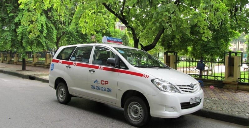 Xe taxi màu xanh của hãng Sao Hà Nội đang chờ khách