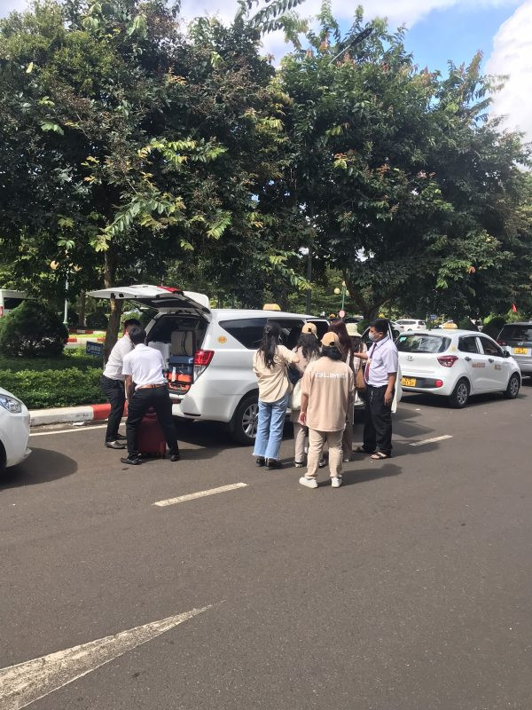 Xe taxi màu xanh của Taxi Quyết Tiến đang di chuyển trên đường phố Buôn Ma Thuột