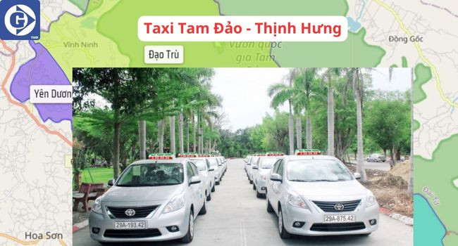 Xe taxi màu xanh đang di chuyển tại khu vực Tam Đảo