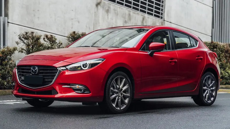 Xe taxi màu xanh đỗ trên phố chờ khách, biểu tượng của dịch vụ vận chuyển 24h