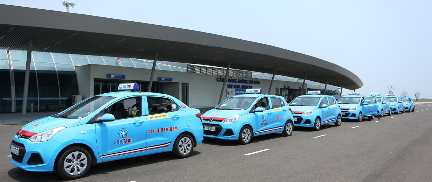 Xe taxi màu xanh dương của hãng Sao Taxi đang di chuyển trên đường ở Phú Yên
