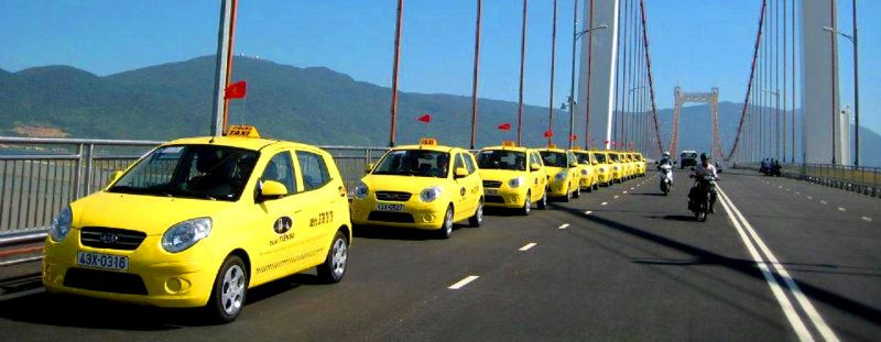 Xe taxi màu xanh lá của Mai Linh đang di chuyển trên đường