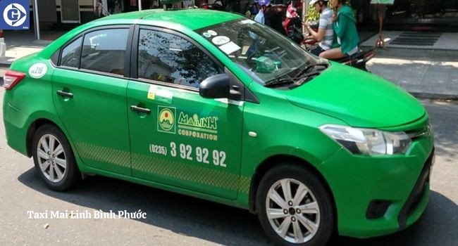 Xe taxi màu xanh lá của Mai Linh trên đường phố Bình Phước