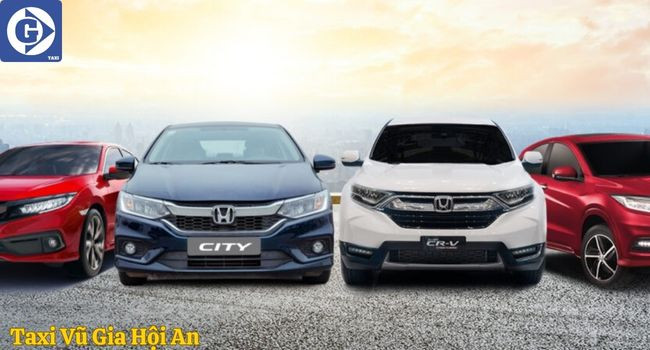 Xe taxi màu xanh lá đặc trưng của Taxi Vũ Gia Hội An đỗ trên đường phố