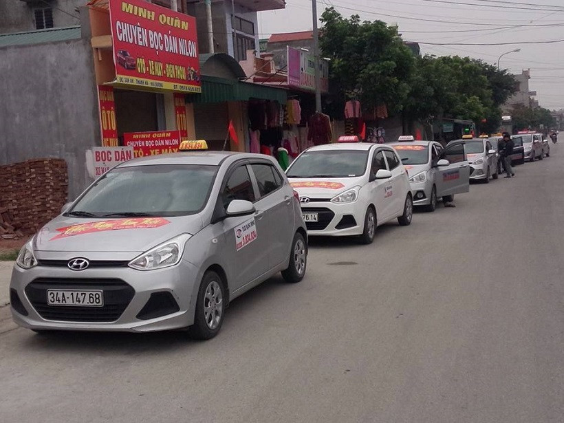 Xe taxi màu xanh lá sẵn sàng phục vụ tại Gia Lai
