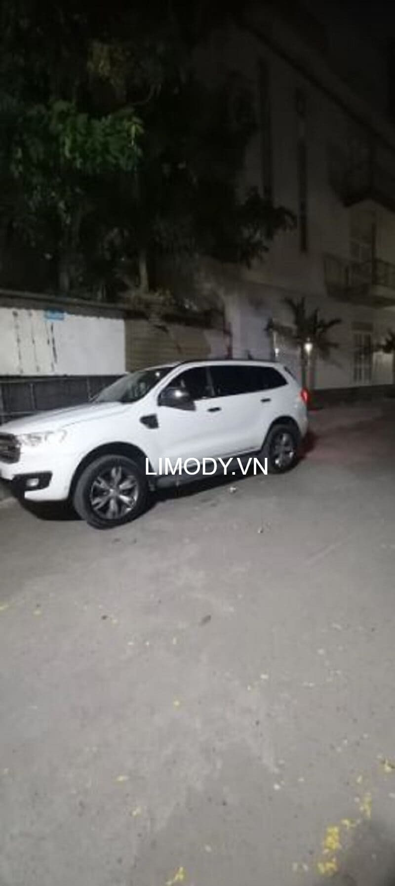 Xe taxi màu xanh Mai Linh đang chạy trên đường