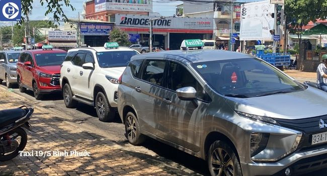 Xe taxi màu xanh và trắng của Taxi 19/5