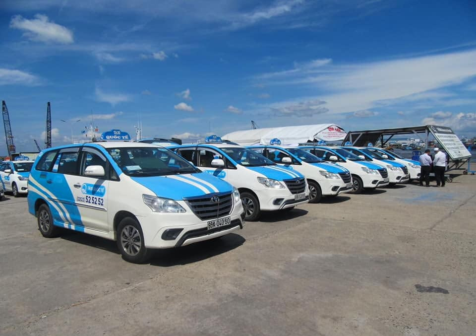 Xe taxi Mekong màu xanh lá cây trên đường phố