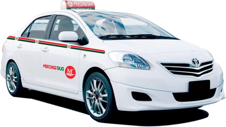 Xe taxi Mekong màu xanh với logo hãng trên mui xe