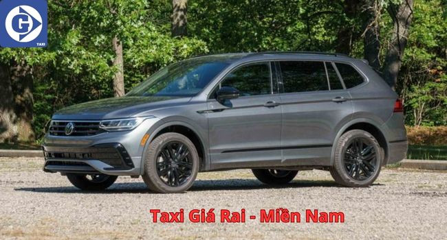 Xe taxi Miền Nam màu trắng xanh trên đường phố Giá Rai